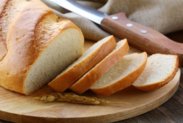 Lekari upozoravaju: Ovo su neželjene posedice koje se mogu javiti ako jedete previše hleba